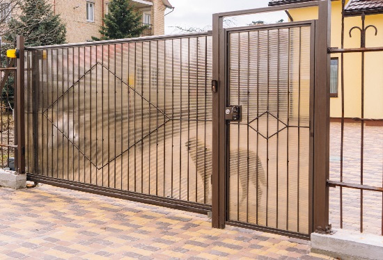 Купить ворота из профлиста с элементами ковки, с металлическими столбами в рамке или под дерево в Чехове от 156795 руб